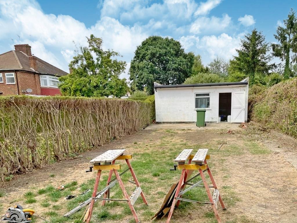 Brinkburn Gardens, Edgware HA8 3 bed semidetached house £1,900 pcm