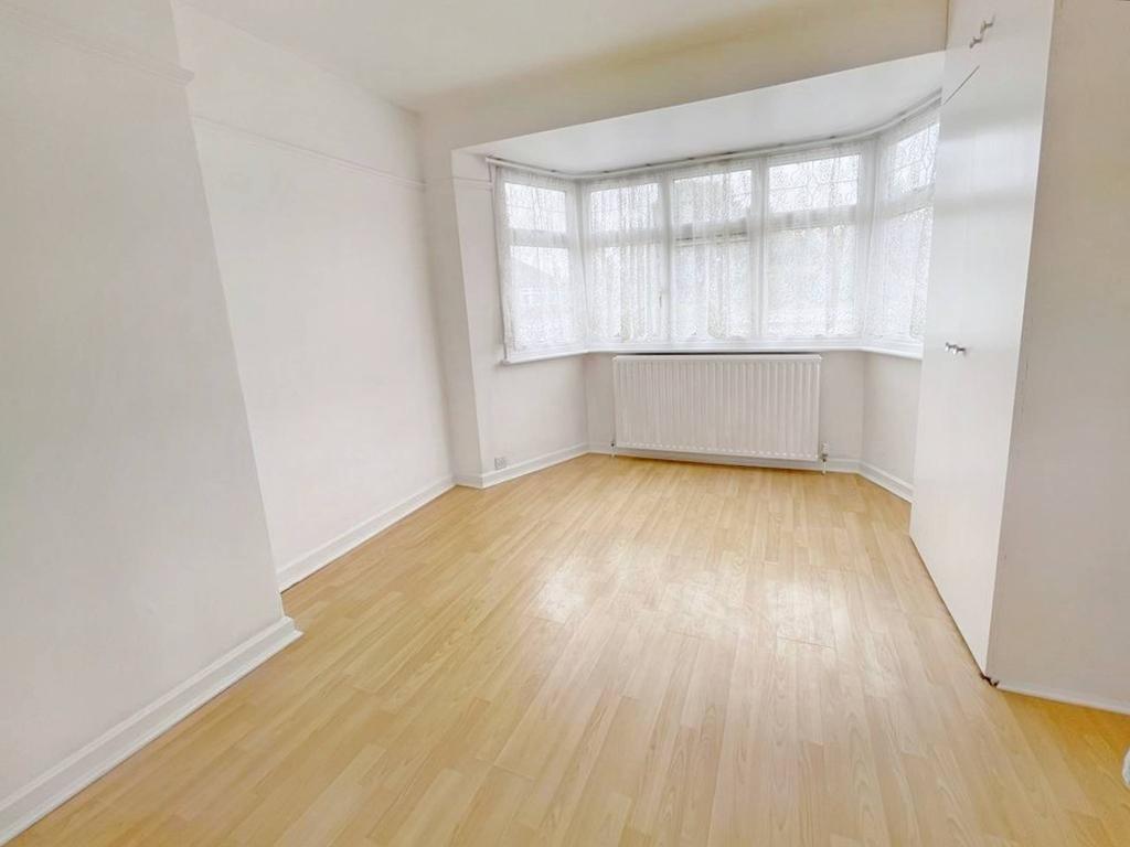 Brinkburn Gardens, Edgware HA8 3 bed semidetached house £1,900 pcm