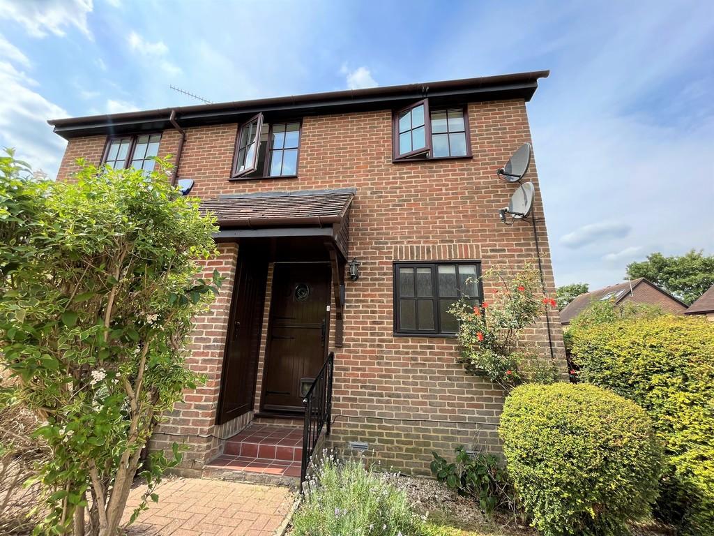 Old Town Close, Beaconsfield 2 bed ground floor £1,650 pcm