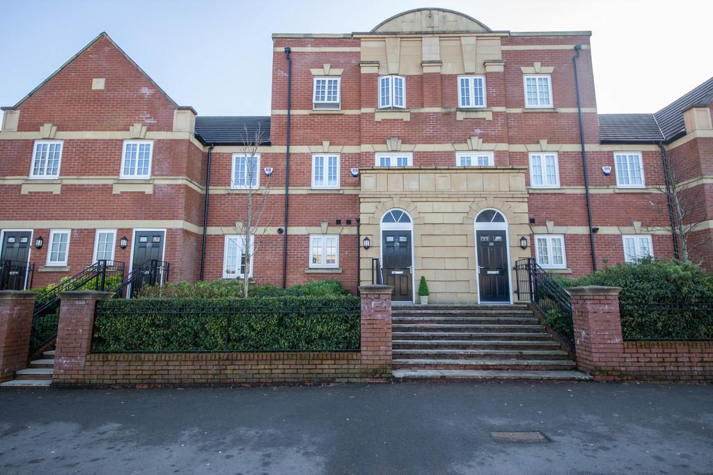 Crow Lane East, NewtonleWillows 3 bed townhouse £1,100 pcm (£254 pw)