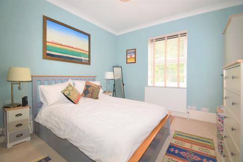 9b Brent Road, London, SE18 3DR