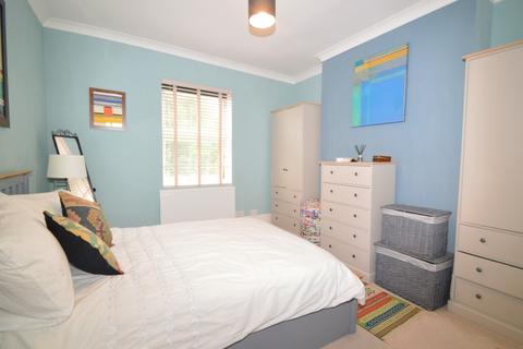 9b Brent Road, London, SE18 3DR