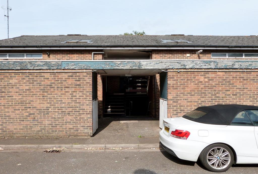 Dovedale Close, Harefield, UB9 1 bed ground floor flat £219,950