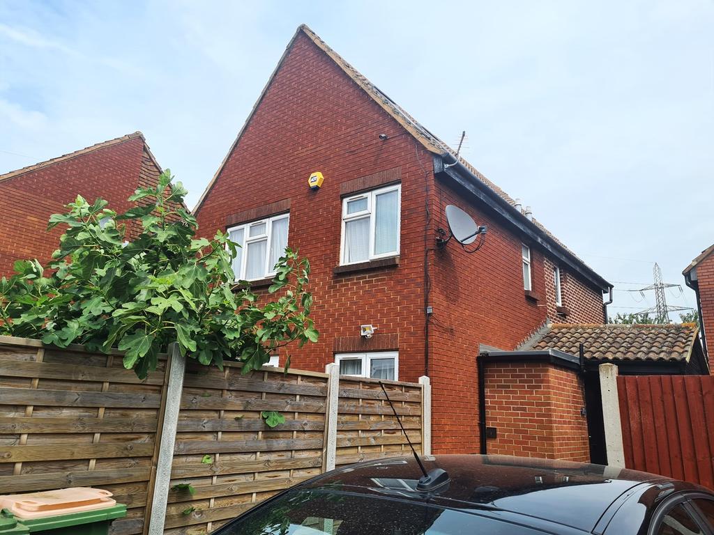 Porter Road, Beckton, London, E6 2 bed semidetached house £1,500 pcm