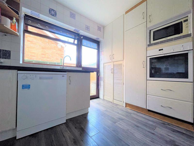 Ashgate Road, Hull, HU10 2 bed detached bungalow £300,000