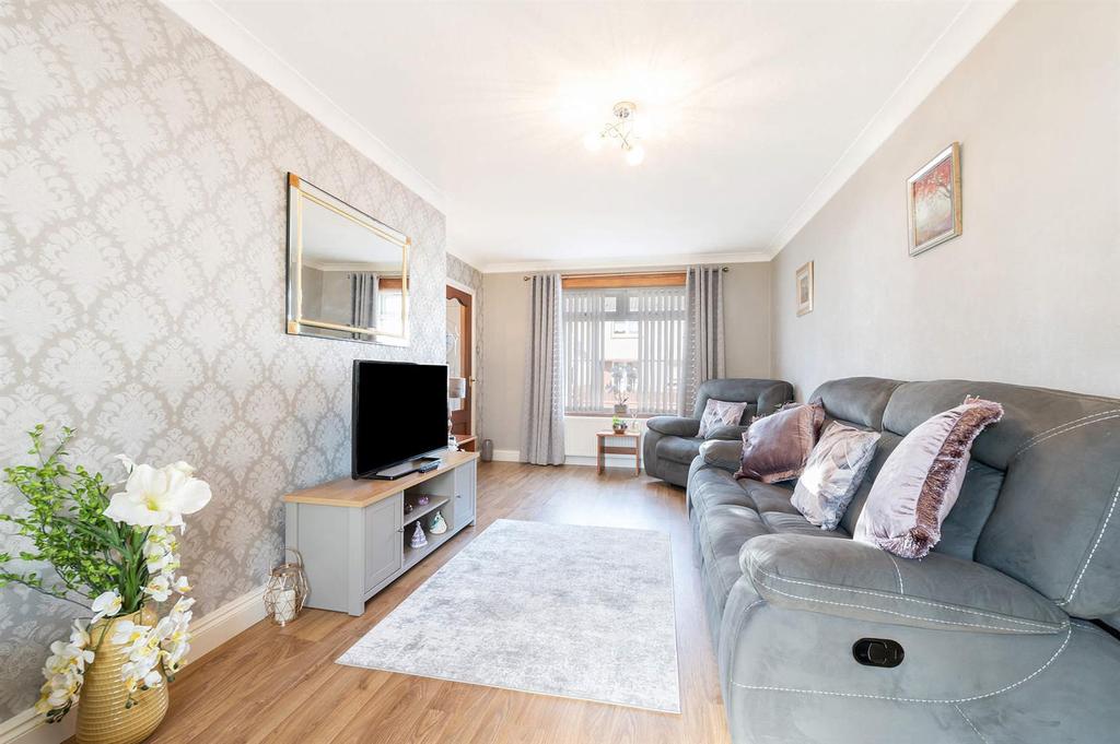 4 Forth Gardens, Oakley, KY12 9RH 2 bed terraced house £110,000