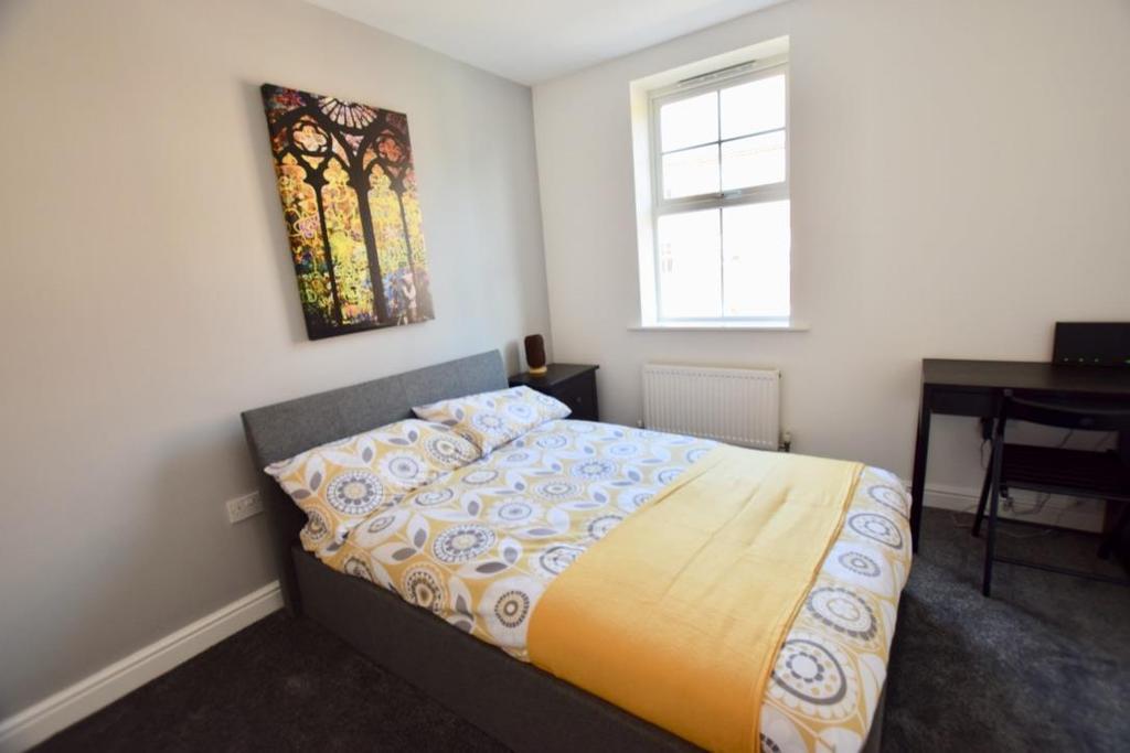 Room 4 2 Silken Court, Nuneaton Warwickshire CV11 BILLS INCLUDED
