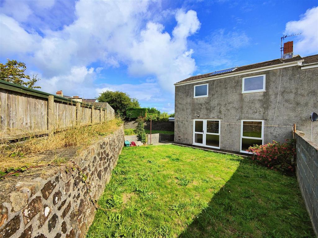 Heol Glyndwr, Fishguard 2 bed end of terrace house for sale £139,950