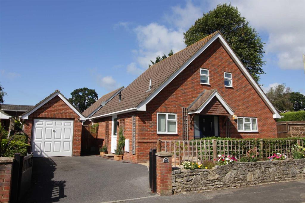 Highbury Close, New Milton 3 bed detached bungalow £525,000