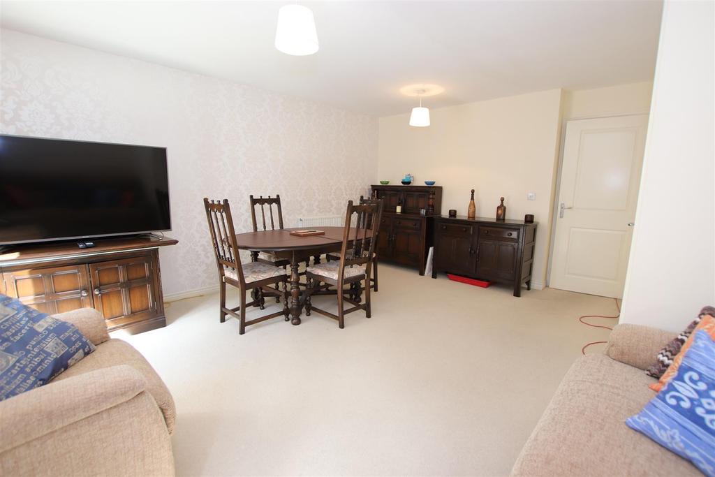 Oak Tree Row, Myers Close, Idle, Bradford 4 bed semidetached house £