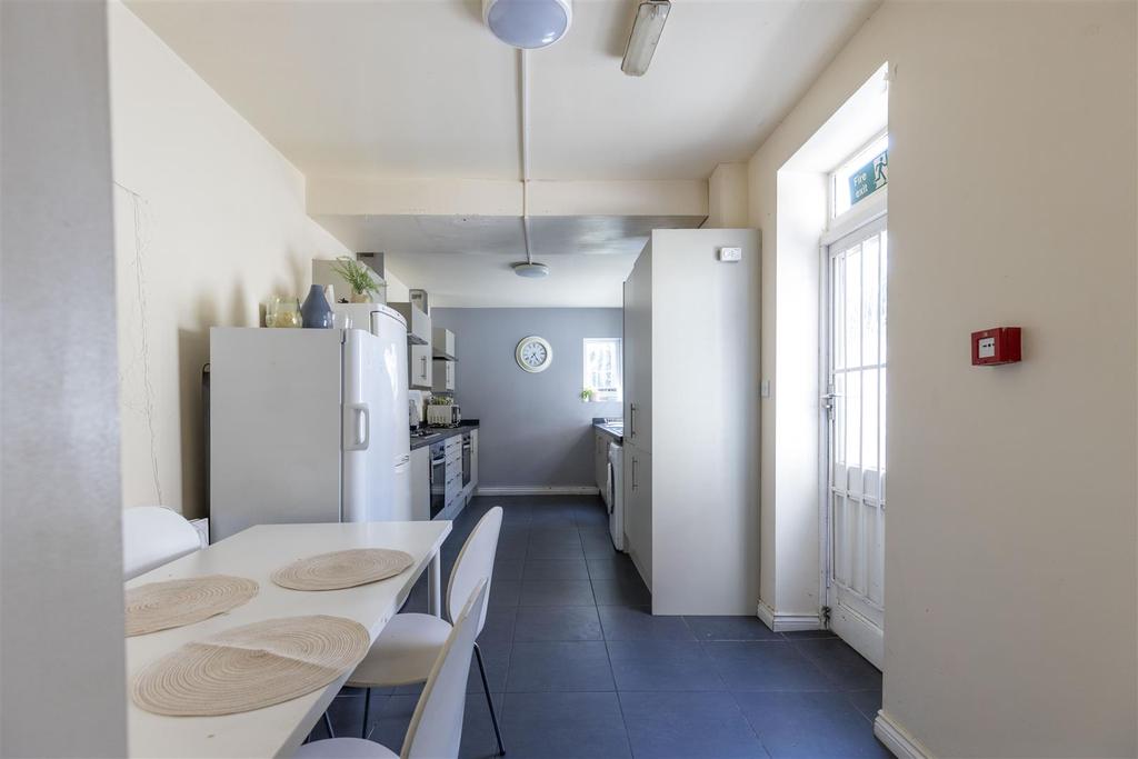 Fitted kitchen diner