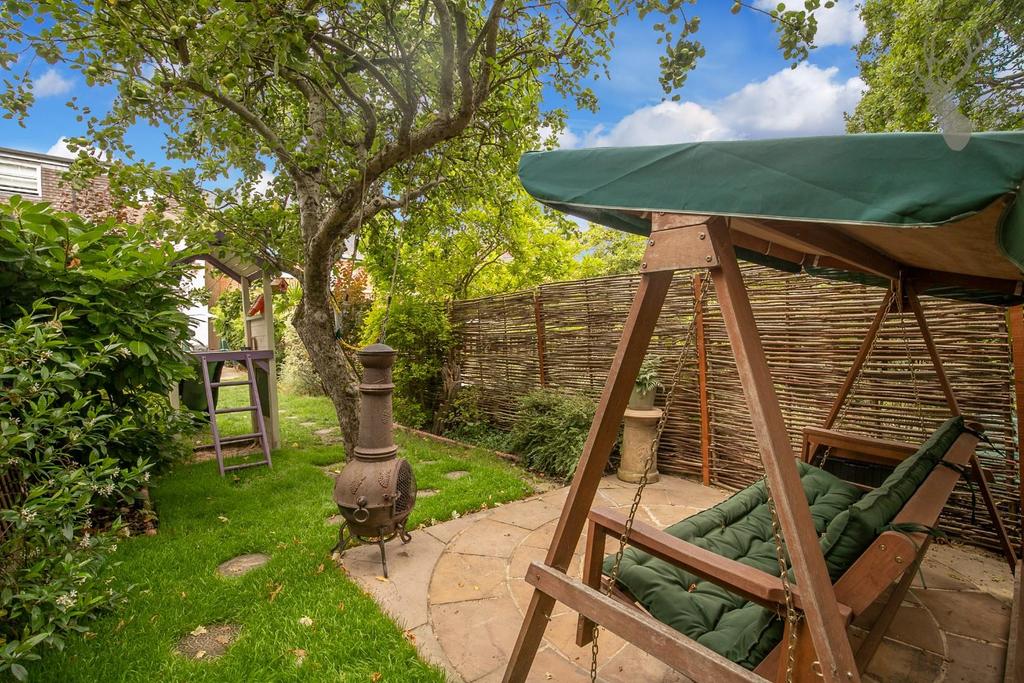 Woburn Avenue, Theydon Bois, Epping... 3 bed end of terrace house £
