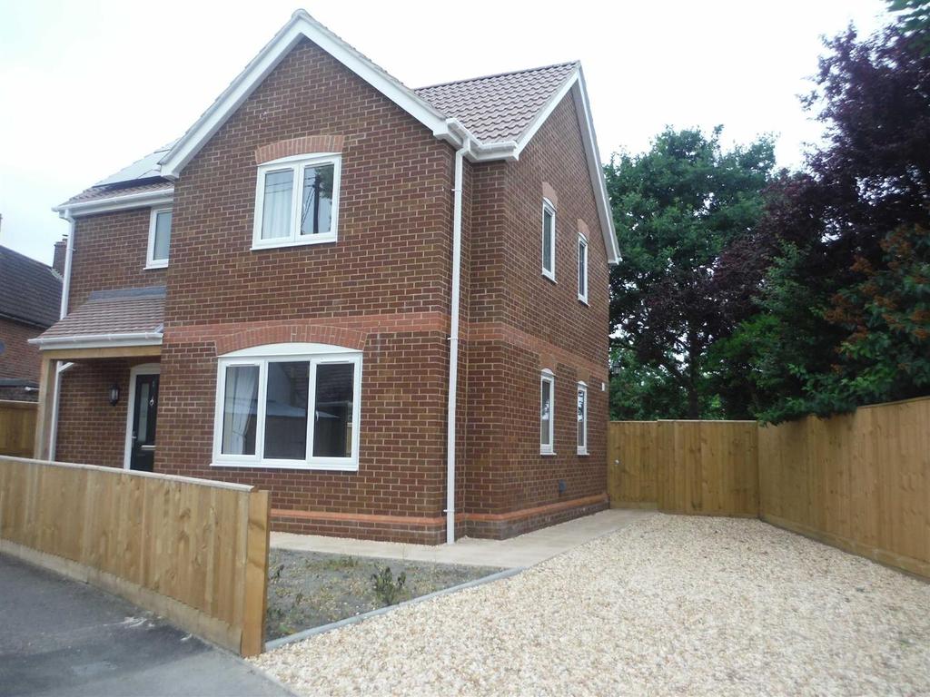 West Lavington 3 bed detached house £1,150 pcm (£265 pw)
