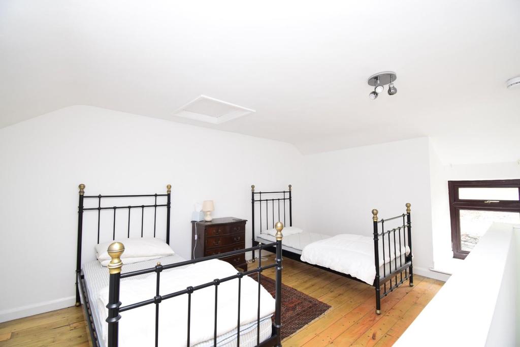 Bed 4.JPG