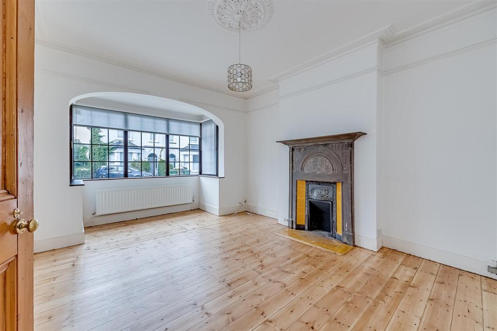Clifton Road, Wallington 3 bed end of terrace house £1,900 pcm (£438 pw)