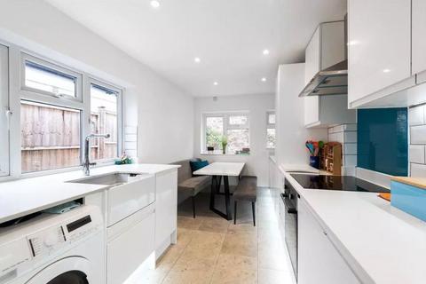 2 bedroom cottage to rent, East Street, Farnham