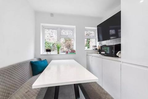 2 bedroom cottage to rent, East Street, Farnham