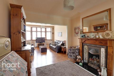23 Amery Gardens, Romford, RM2 6RX