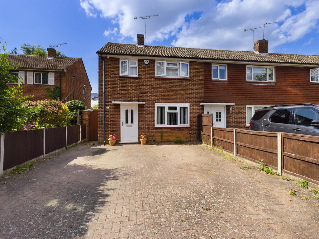 Slade Road, Ottershaw, Surrey, KT16 2 bed end of terrace house £479,950