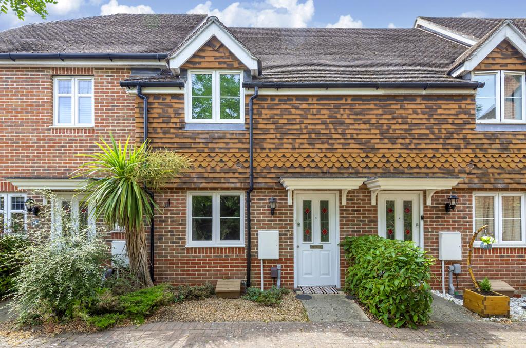 Tithing Road, Fleet, GU51 2 bed terraced house for sale £350,000