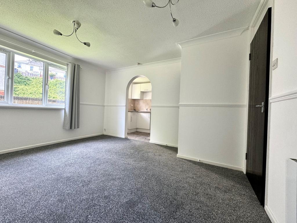Finch Close, Plymouth PL3 2 bed flat to rent £850 pcm (£196 pw)