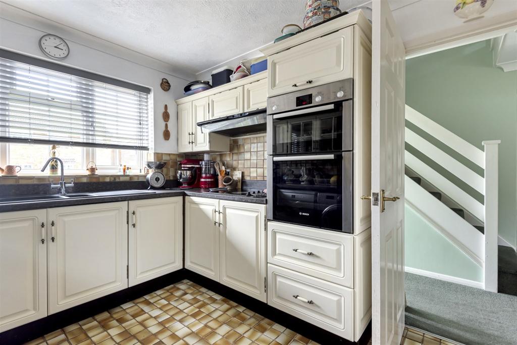 Dean Way, Storrington, RH20 4 bed detached house £575,000