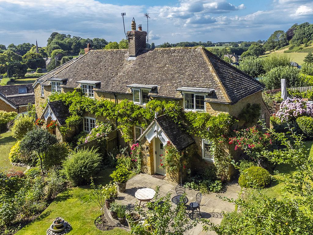 Hockley Lane, Compton Pauncefoot, Somerset, BA22 2 bed semidetached