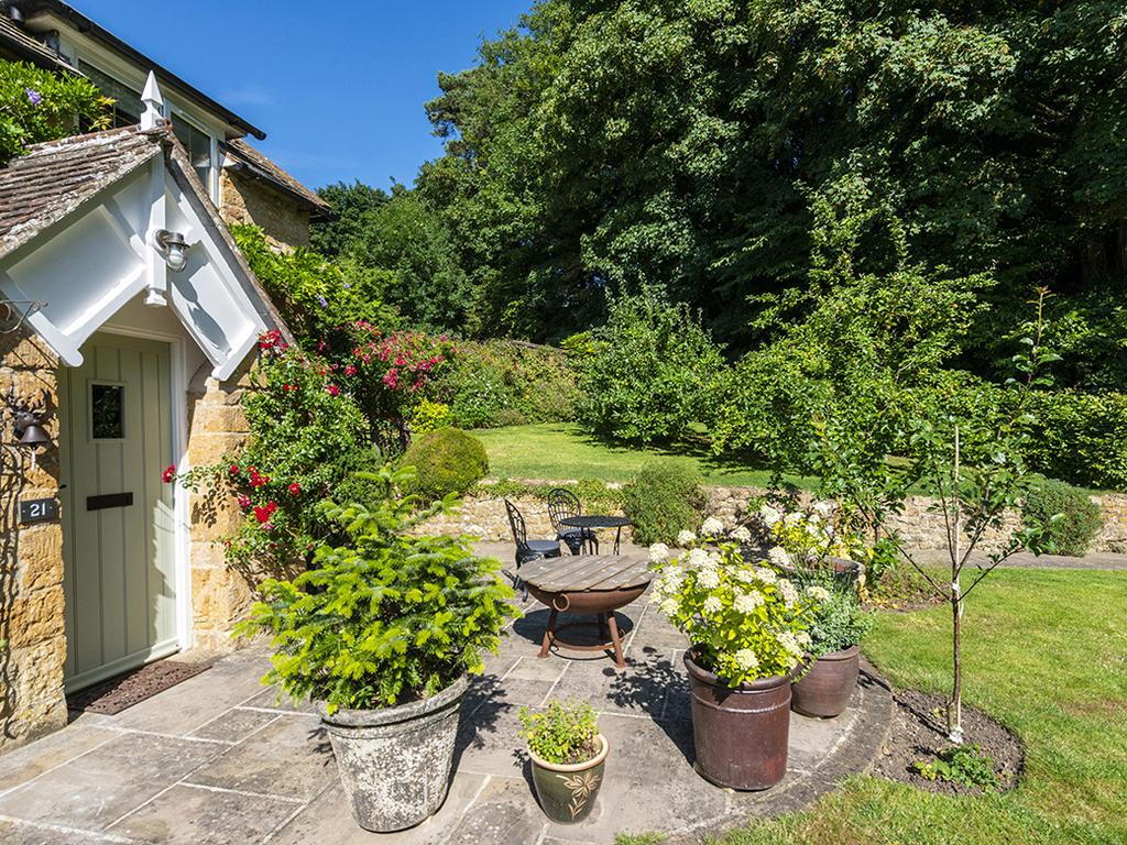 Hockley Lane, Compton Pauncefoot, Somerset, BA22 2 bed semidetached