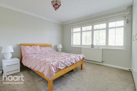 2 bedroom bungalow for sale - Hubbards Chase, Hornchurch