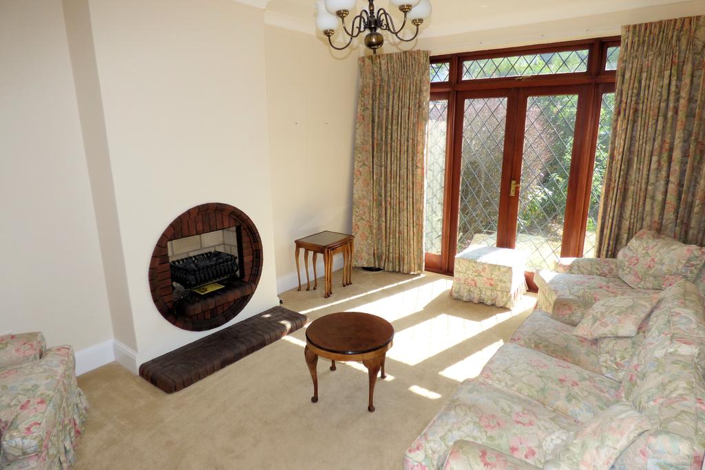 Spenser Crescent, Upminster RM14 2 bed semidetached bungalow £650,000