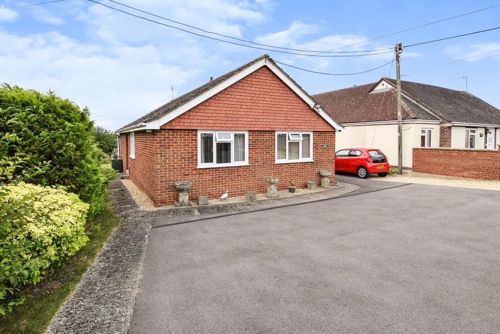 Larkhill Road, Durrington, Salisbury SP4 8DP 3 bed detached bungalow