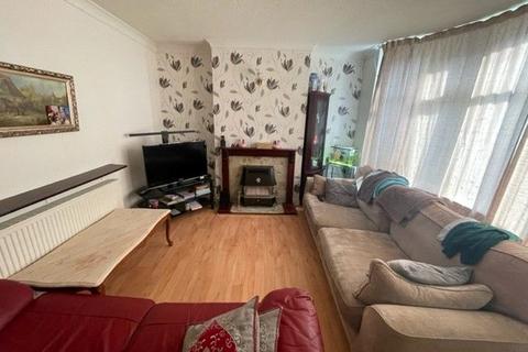 3 bedroom semi-detached house to rent, Chester Avenue, Luton