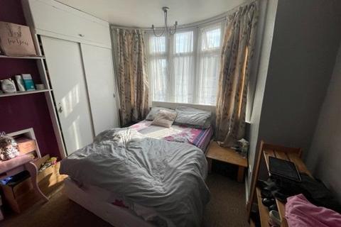 3 bedroom semi-detached house to rent, Chester Avenue, Luton