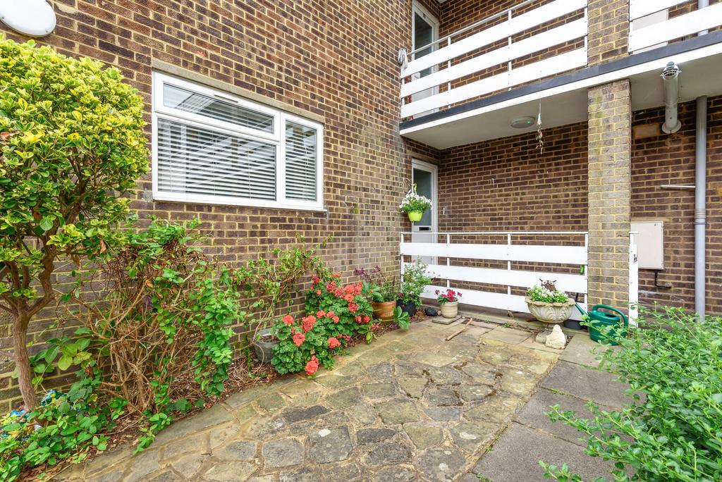 Upper Halliford Road, Shepperton, TW17 2 bed ground floor flat £300,000