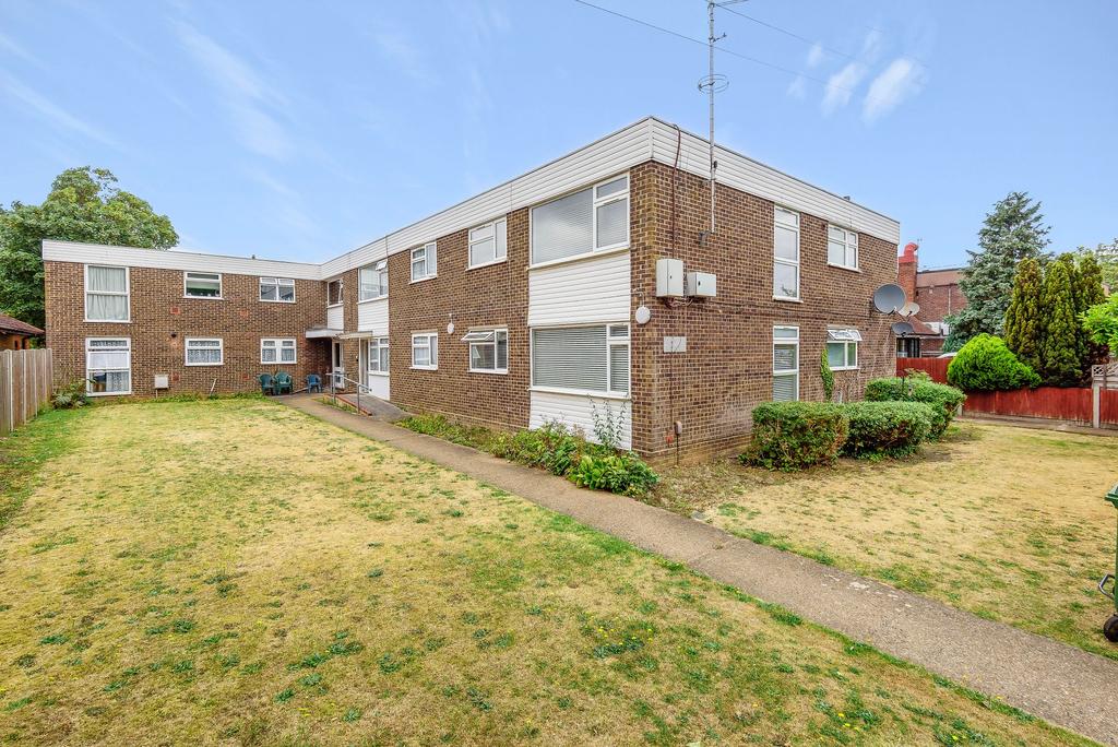 Upper Halliford Road, Shepperton, TW17 2 bed ground floor flat for sale