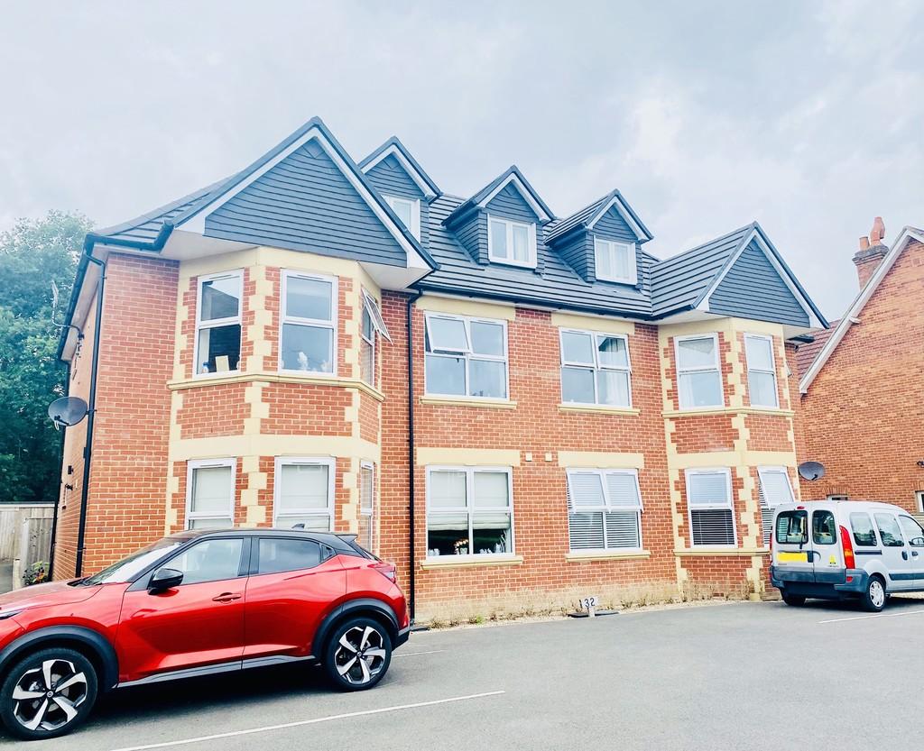 York Road, Broadstone 2 bed apartment £1,400 pcm (£323 pw)