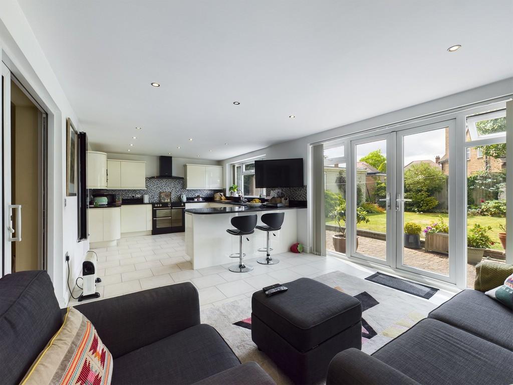 Meadow Rise, BartonunderNeedwood 4 bed detached house £575,000