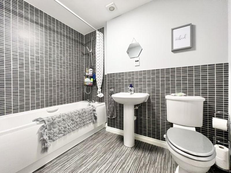 Family bathroom 1
