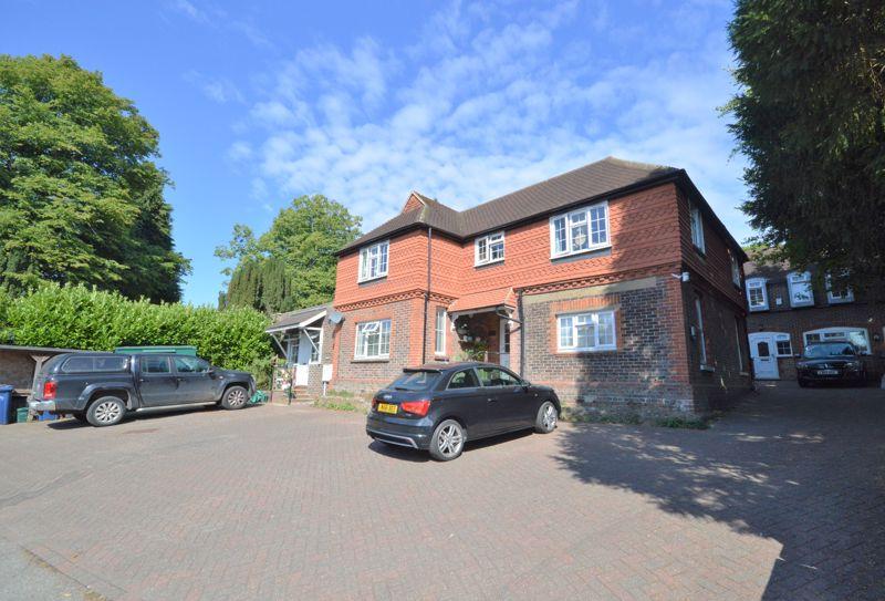 Liphook Road, Haslemere FANTASTIC... 2 bed apartment £185,000