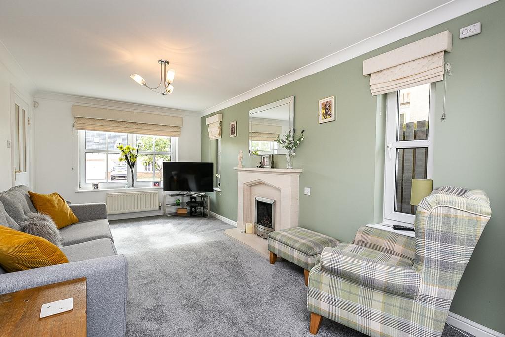 Lindsay Circus, Rosewell, EH24 4 bed detached house £349,995