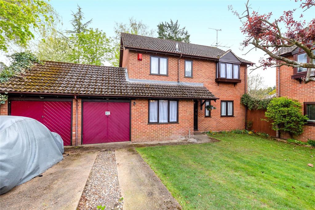 Chaucer Road, Crowthorne, Berkshire, RG45 4 bed detached house £2,500