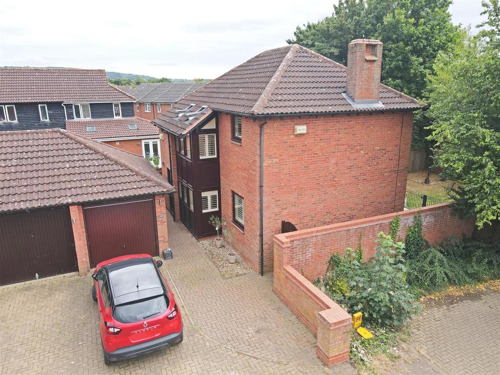 Pyxe Court, Walton Park, Milton Keynes 4 bed detached house £490,000