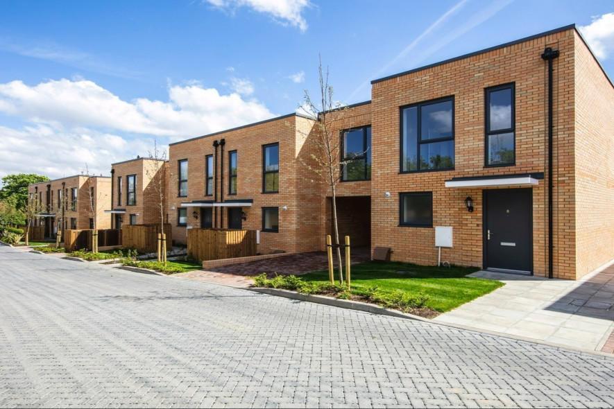 Roseberry Drive, Edgware 3 bed house £2,500 pcm (£577 pw)