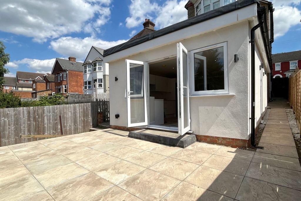 Roberts Road, High HP13 6XB 1 bed ground floor flat £1,100