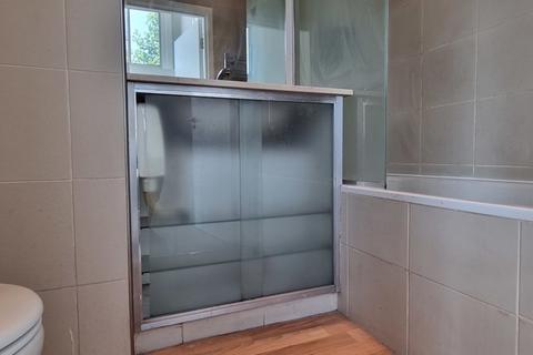 3 bedroom flat share to rent, Old Kent Road, London SE1