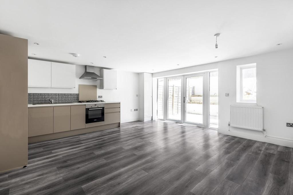 Mill Hill Road, Acton 2 bed flat £600,000