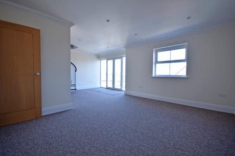 3 bedroom flat to rent - Amelia Court, Winchester Park Road, Sandown