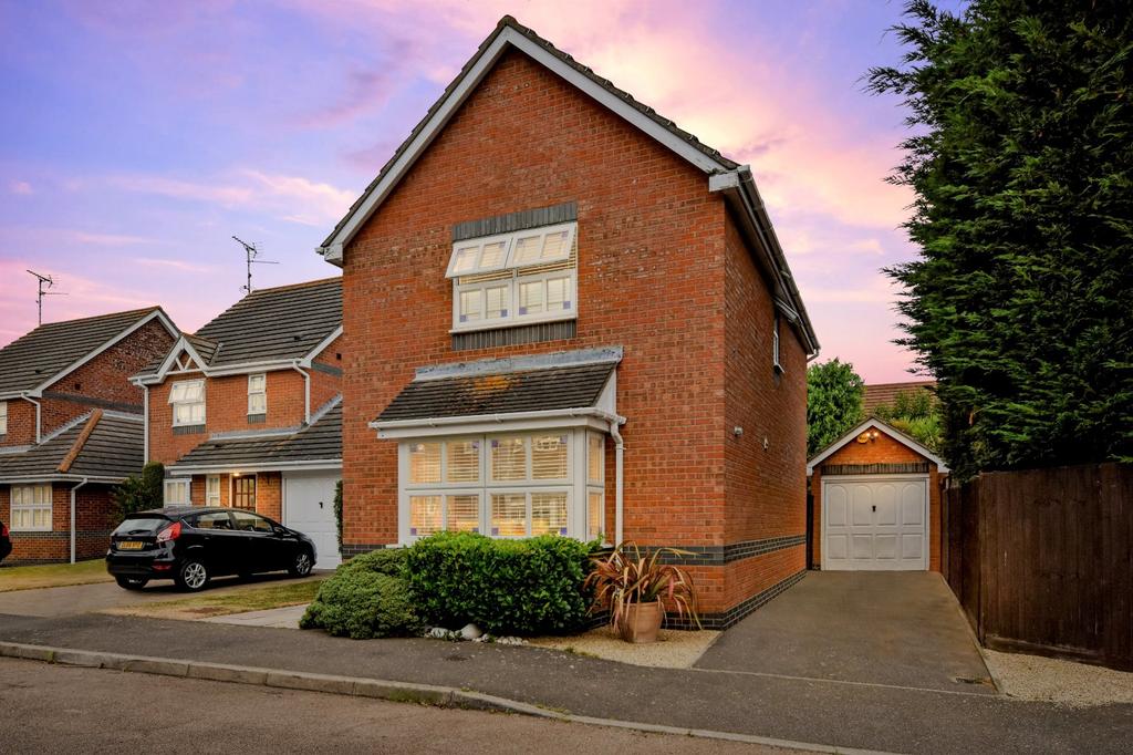 Alexandra Road, Great Wakering, Essex, SS3 3 bed detached house for