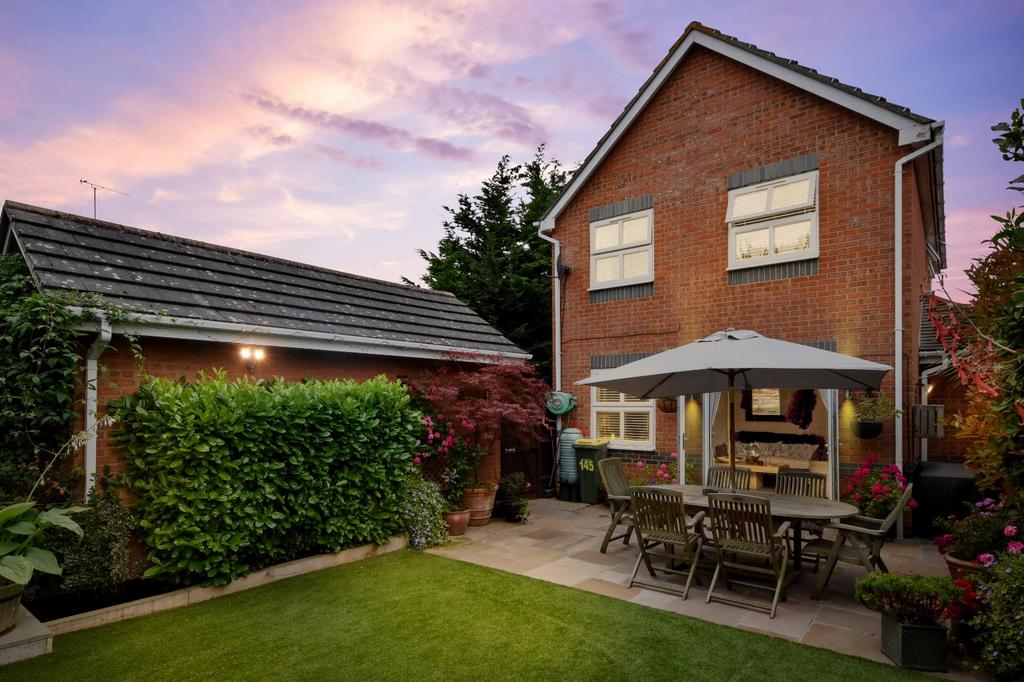 Alexandra Road, Great Wakering, Essex, SS3 3 bed detached house £425,000