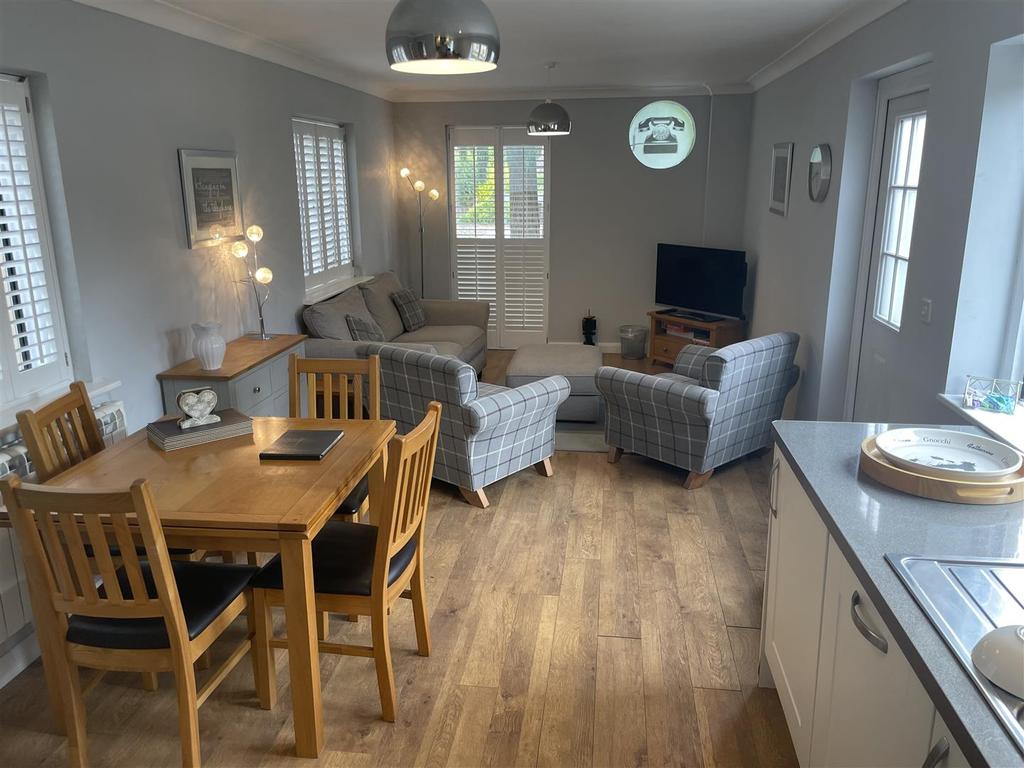 Dining and seating area.JPG